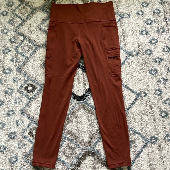 LIKE NEW Athleta Salutation Cargo 7/8 Tight - Picture 4 of 7